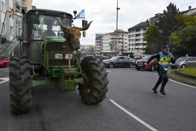 Un tractor de agricultor llega a Ourense durante una manifestación en la segunda jornada de protestas, a 7 de febrero de 2024 en Ourense, Galicia (España). Agricultores y ganaderos de toda España han sacado sus tractores a las carreteras por segunda jor