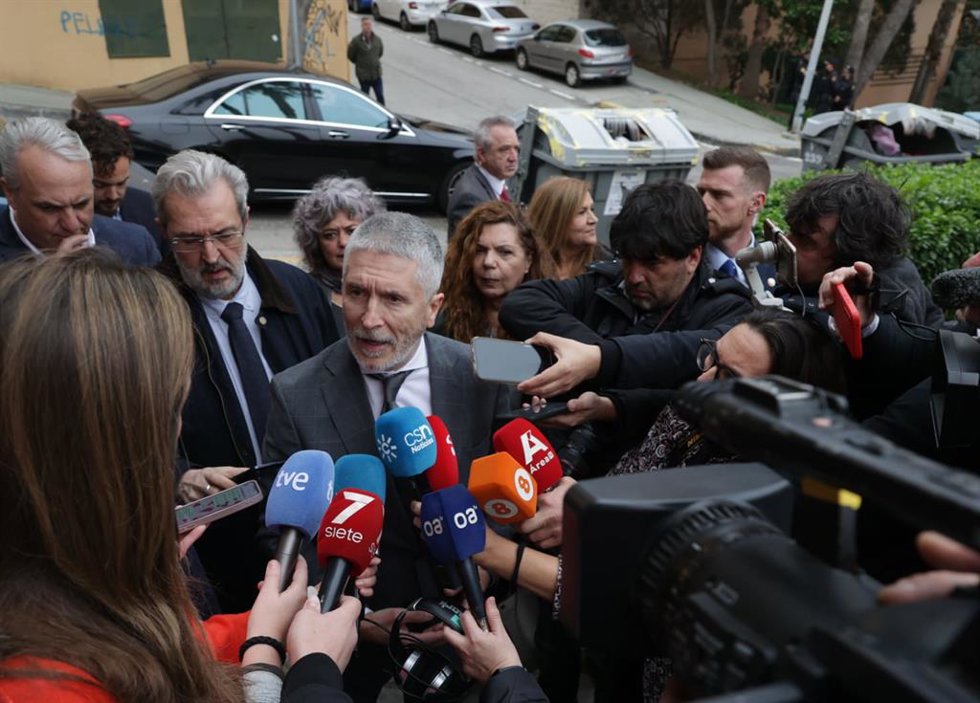 Grande-Marlaska atiende a la prensa en Algeciras.