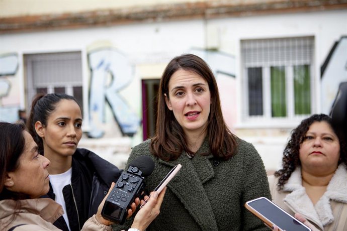 La portaveu de Més Madrid a l'Ajuntament, Rita Maestre, des de la parròquia Sant Carlos Borromeo, a Entrevías