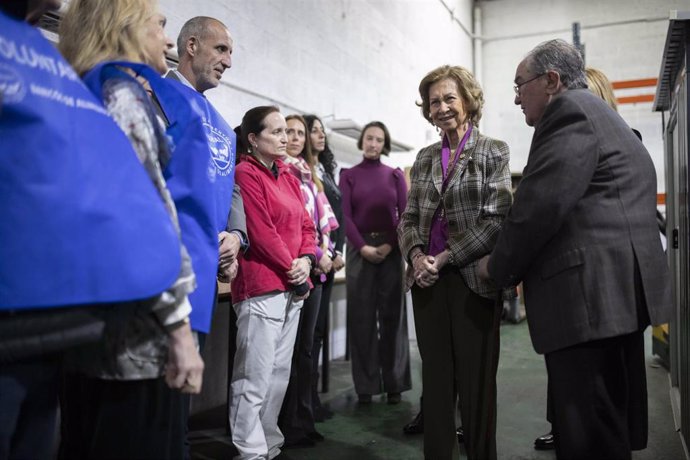 La reina emérita Sofía visita la sede del Banco de Alimentos de Huelva.
