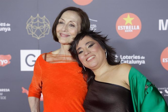 Carme Elias y Claudia Pinto posan durante el photocall de los XVI Premis Gaudí de cine, en el Centro de Convenciones Internacional de Barcelona (CCIB), a 4 de febrero de 2024, en Barcelona