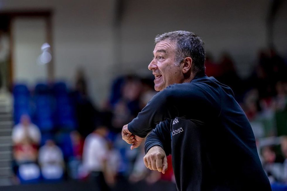El seleccionador nacional femenino de baloncesto, Miguel Méndez
