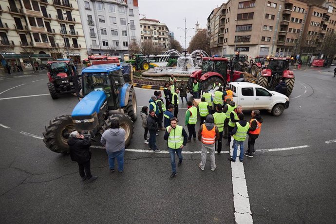 Agricultores y tractores en una manifestación por el centro de Pamplona durante la tercera jornada de protestas de los ganaderos y agricultores para pedir mejoras en el sector, a 8 de febrero de 2024, en Pamplona, Navarra (España). Agricultores y ganadero