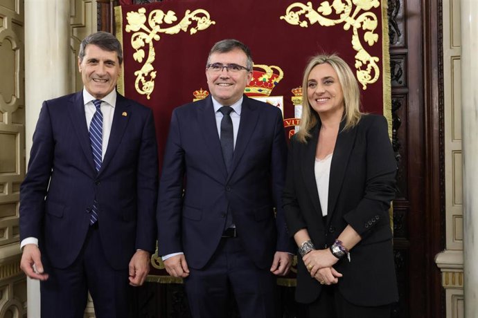 El delegado del Gobierno en Andalucía, Pedro Fernández, primero por la izquierda en la imagen con el subdelegado en Granada, José Antonio Montilla, y la alcaldesa de la capital granadina, Marifrán Carazo