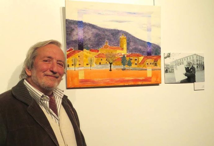 Jesús Bárez, junto a un cuadro de su autoría en una exposición colectiva en Soria