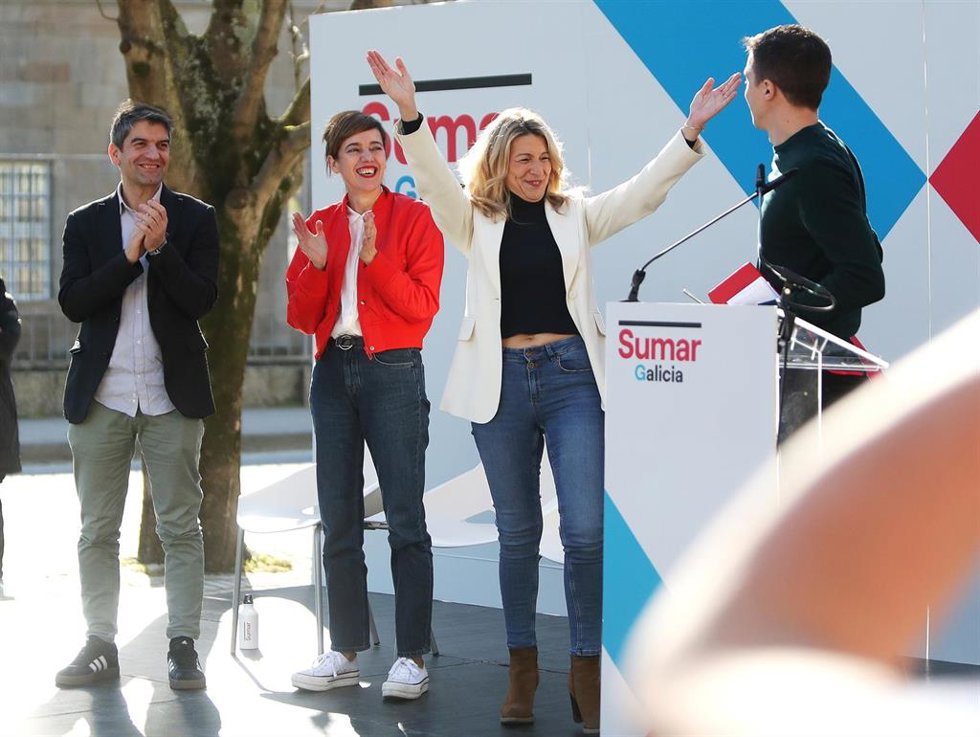 (I-D) El exalcalde de Ferrol, Jorge Suárez, la candidata de Sumar Galicia a la Xunta de Galicia, Marta Lois, la líder de Sumar y vicepresidenta segunda y Ministra de Trabajo y Economía Social, Yolanda Díaz, y el portavoz de Sumar en el Congreso, Iñigo E