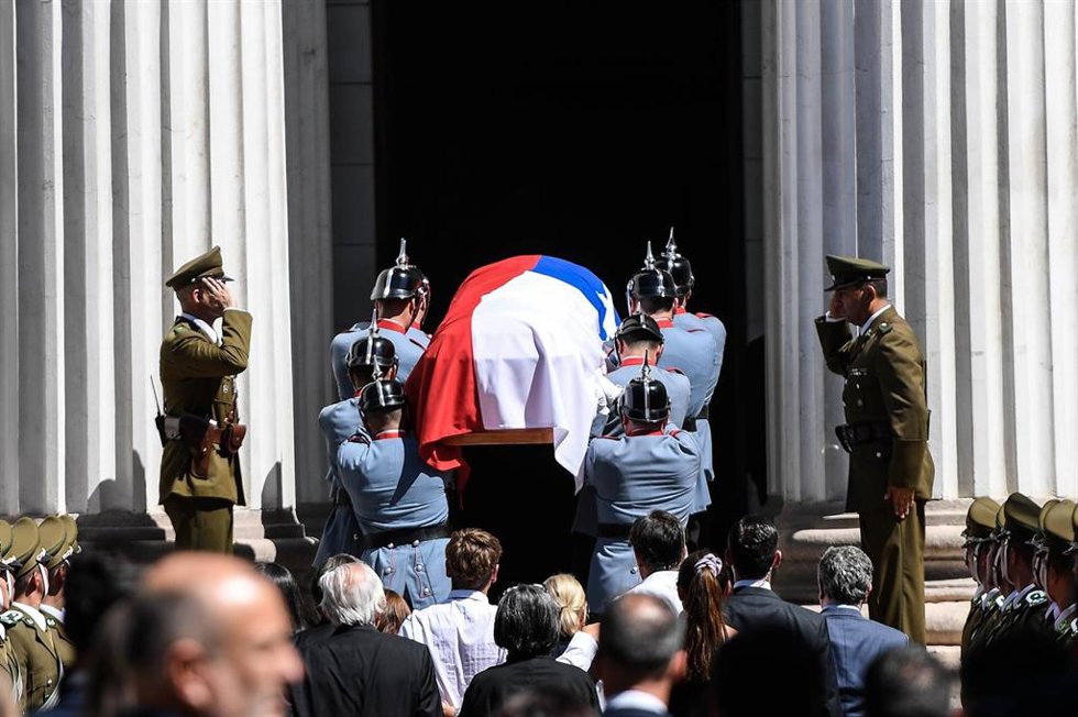 El féretro del expresidente chileno Sebastián Piñera siendo trasladado al interior del Congreso Nacional, escenario de su capilla ardiente