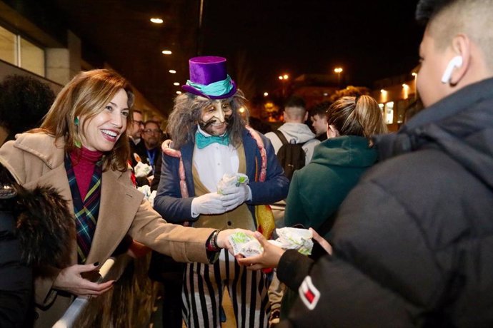 La alcaldesa de Zaragoza, Natalia Chueca, participa en el reparto de bocadillos de longaniza que ha tenido lugar esta tarde en la sala Multiusos del Auditorio con motivo de la celebración del Jueves Lardero, que marca del inicio del carnaval