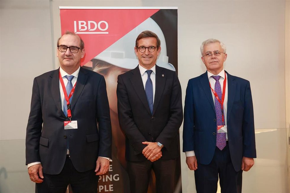 El consejero de Industria, Energía y Minas de la Junta Jorge Paradela (c), junto al presidente de BDO, Carlos Sotillos (i), y al socio de BDO ,José María Alcaide (d),  en la presentación del informe 'Retos y perspectivas de inversión en Andalucía 2024',