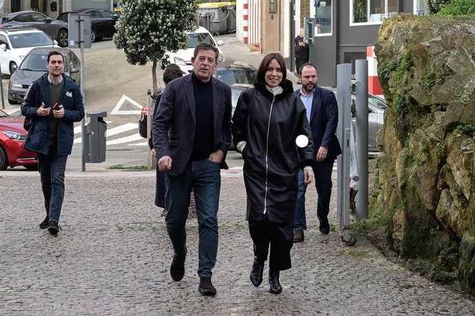 El candidato del PSdeG para la Presidencia de la Xunta, José Ramón Gómez Besteiro y la ministra de Ciencia, Innovación y Universidades, Diana Morant, a su llegada al coloquio con mujeres científicas de la asociación La ciencia es femenino, en el Museo