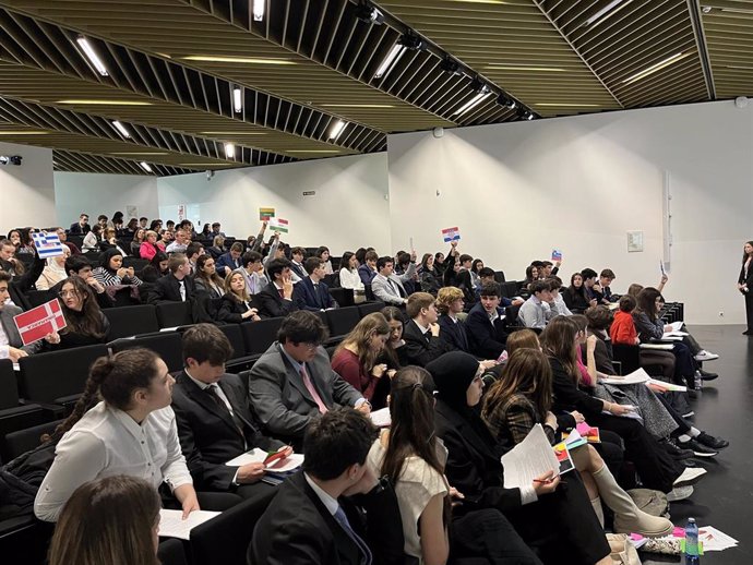 Alrededor de 70 alumnos de 19 centros debaten sobre salud mental juvenil o la ética de la IA en el campus de la Universidad San Jorge (USJ).