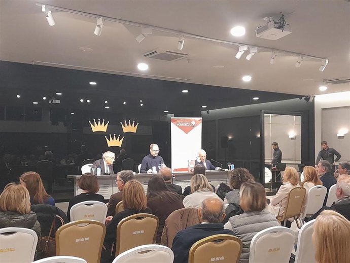 Jaime Ignacio del Burgo y Rodolfo Martín Villa durante la presentación del libro 'El Amejoramiento del fuero: la casa del pueblo navarro'