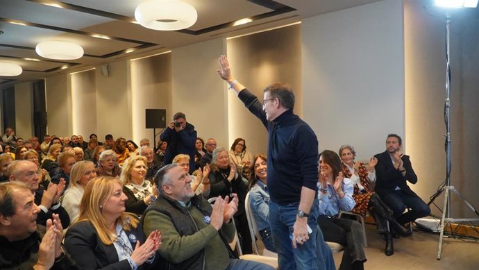El presidente nacional del PP, Alberto Núñez Feijóo, saluda a su llegada a un mitin de campaña, en el Hotel Attika21 As Galeras de Oleiros, a 8 de febrero de 2024, en Oleiros, A Coruña, Galicia (España). Este es uno de los actos previos a los comicios g