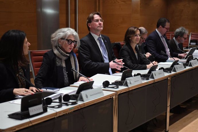 El vicepresidente de la Comisión de Venecia, Martin Kujier (c), durante una reunión de la Comisión de Venecia con la Comisión de Justicia, en el Senado, a 8 de febrero de 2023, en Madrid (España). La Comisión de Venecia del Consejo de Europa llega a Esp