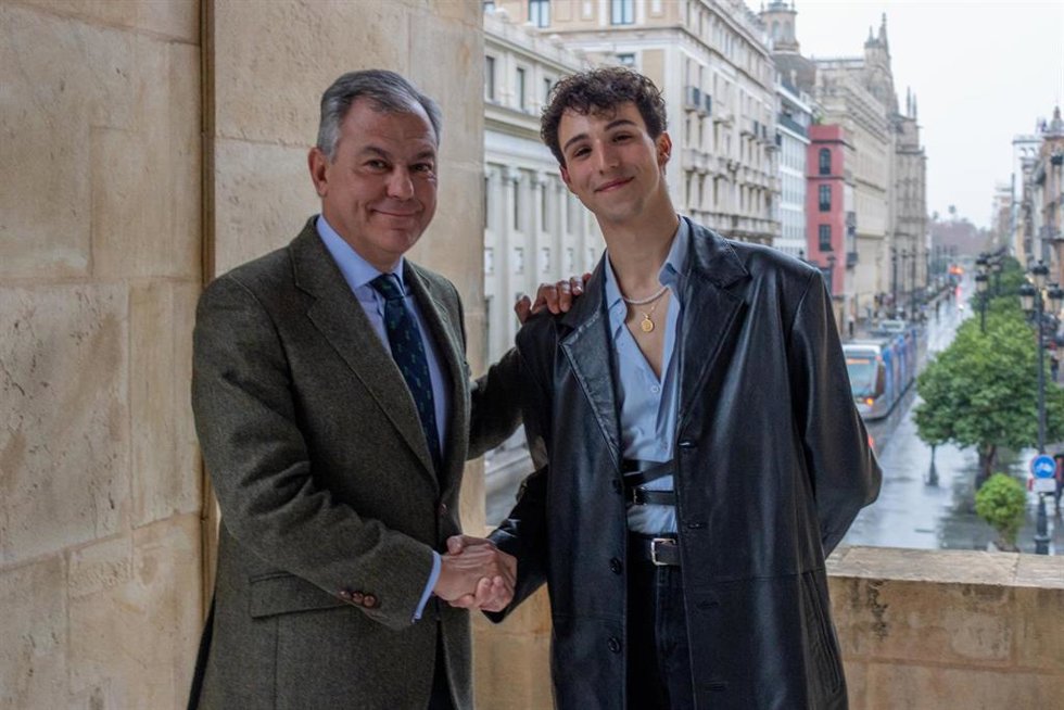 El Alcalde De Sevilla, José Luis Sanz, Con El Cantante Sevillano Álvaro Mayo