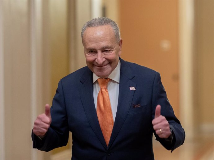 Archivo - 30 September 2023, US, Washington: Senate Majority Leader Chuck Schumer gives a thumbs up as he walks through the US Capitol after the Senate passed a continuing resolution to avoid a government shutdown. Photo: Branden Camp/ZUMA Press Wire/dpa