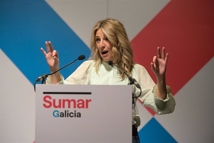 La vicepresidenta del Gobierno y líder de Sumar, Yolanda Díaz, interviene durante un acto de campaña de Sumar, en el Palacio da Ópera de A Coruña, a 8 de febrero de 2024, en A Coruña, Galicia (España). Este es uno de los actos previos a los comicios galle