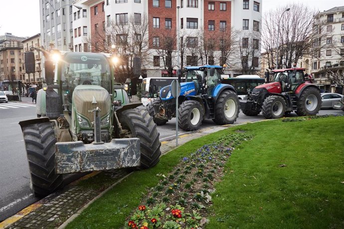Agricultores durante una manifestación de tractores por el centro de Pamplona 