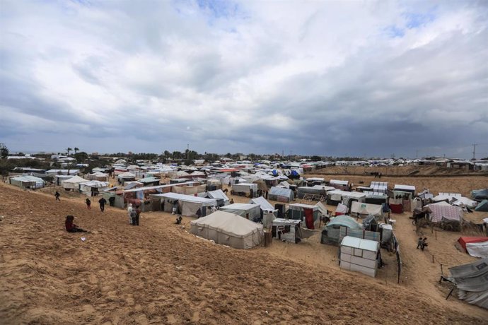 Vista general de un campamento temporal instalado en Rafá, en el sur de la Franja de Gaza, por los palestinos desplazados durante los bombardeos de Israel