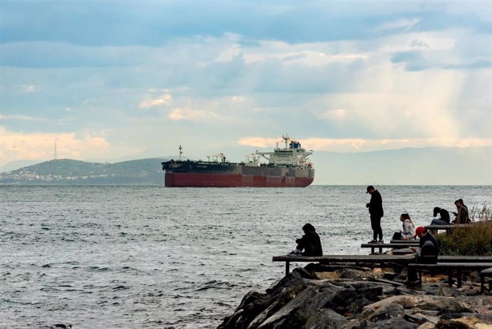 Archivo - El Kriti King, petrolero que ingresa al Bósforo directamente hacia el Mar Negro y el puerto de Novorossiysk, Rusia