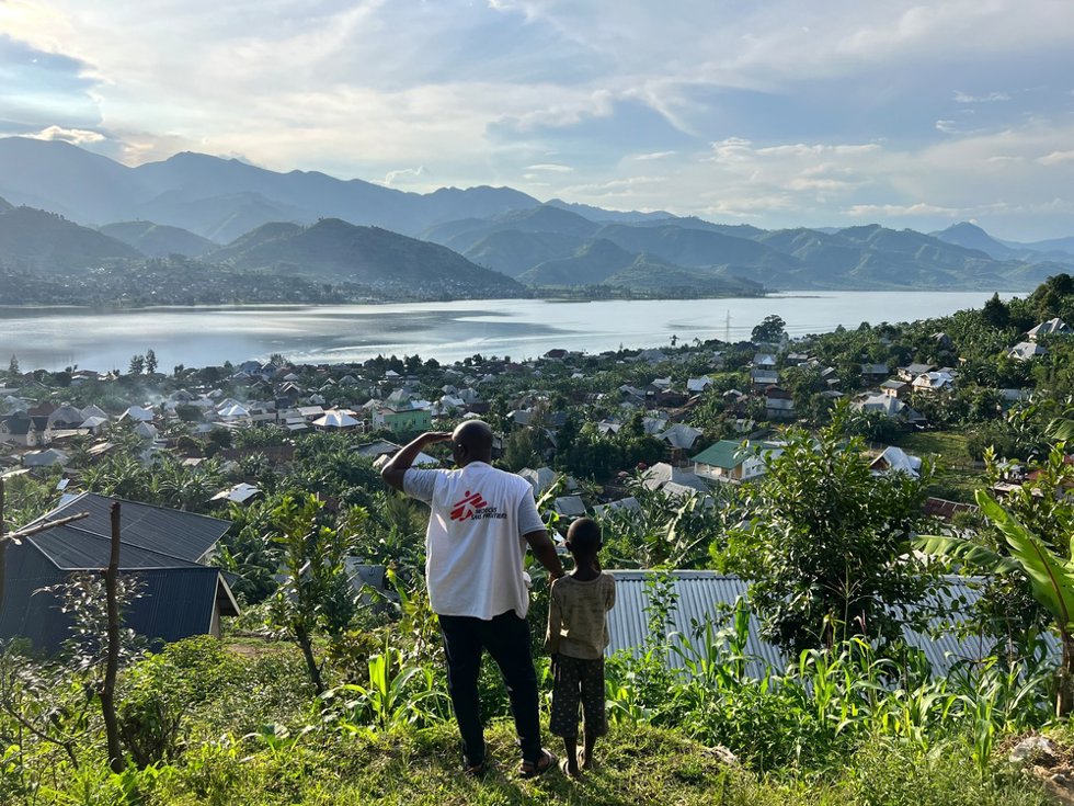 Archivo - Miembro de MSF y un niño en la localidad de Minova, en la provincia de Kivu Sur, en el este de RDC