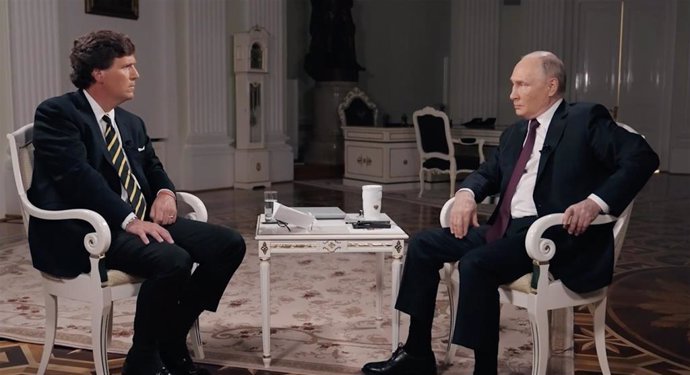 El presidente ruso, Vladimir Putin (derecha), durante una entrevista con el polémico presentador de televisión estadounidense Tucker Carlson