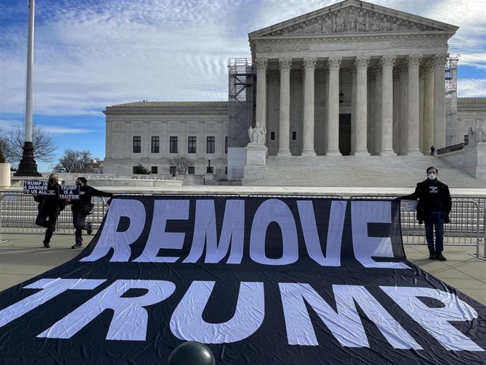 Manifestantes en contra de Trump frente al Tribunal Supremo de EEUU, que ha escuchado los argumentos orales sobre si puede quedar fuera de las primarias
