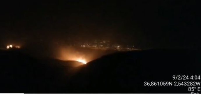 Vista desde Almería del incendio forestal declarado en Enix