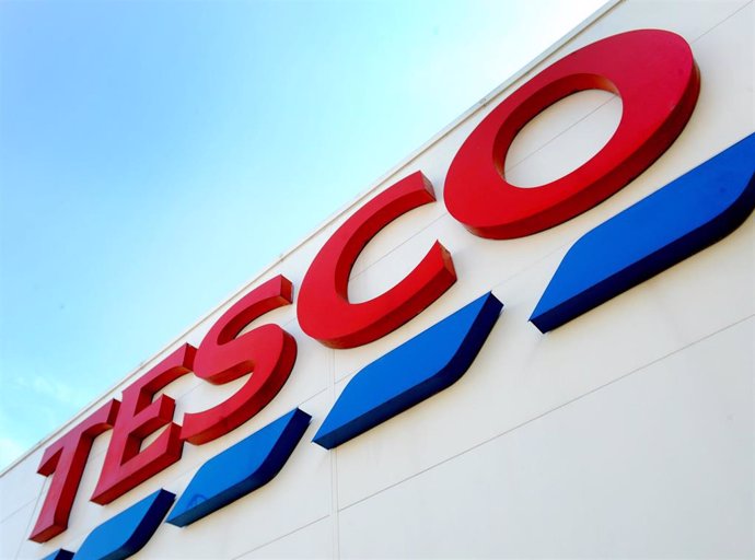 Archivo - Logo de Tesco en una de sus tiendas en Londres (Reino Unido).