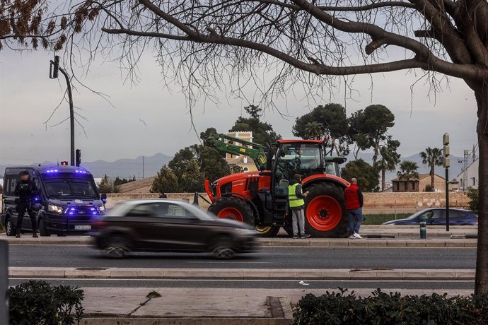 Un furgón de la Policía Nacional frente a una concentración de tractores en la avenida Germans Machado de Valencia, a 6 de febrero de 2024, en Valencia, Comunidad Valenciana (España). Agricultores y ganaderos de toda España han sacado sus tractores a las 