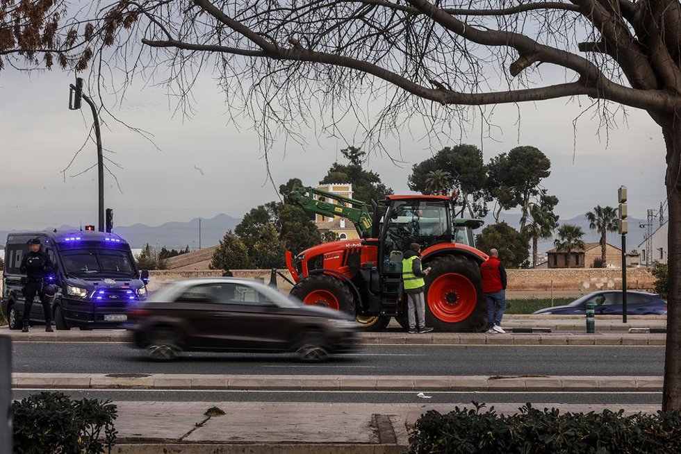 Un furgón de la Policía Nacional frente a una concentración de tractores en la avenida Germans Machado de Valencia, a 6 de febrero de 2024, en Valencia, Comunidad Valenciana (España). Agricultores y ganaderos de toda España han sacado sus tractores a la