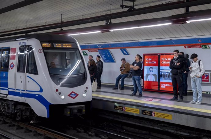 Archivo - Varias personas en el metro de la Puerta del Sol, a 19 de mayo de 2023, en Madrid (España).