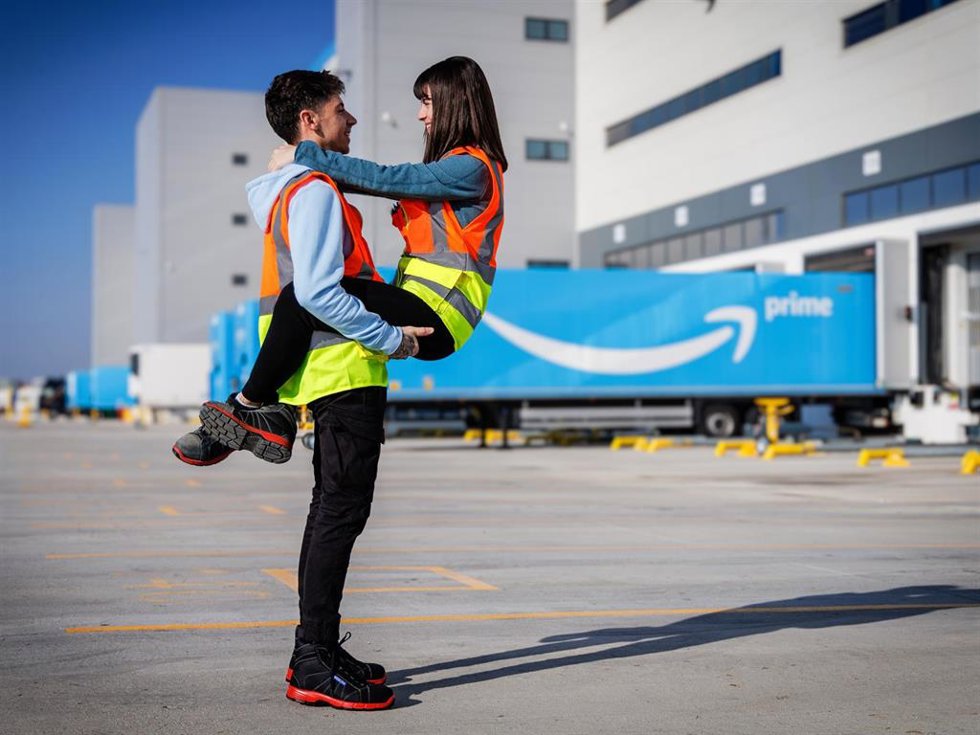 Casi un 40% de los españoles se ha sentido atraído por un compañero o compañera de trabajo y cerca del 30% preferiría trabajar con su pareja