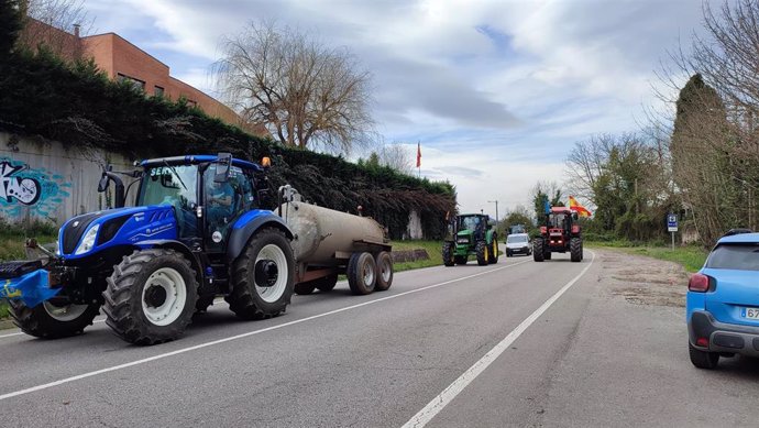 Tractores entrando en Oviedo para potestar por los problemas que sufre el campo el 8 de febrero de 2024.