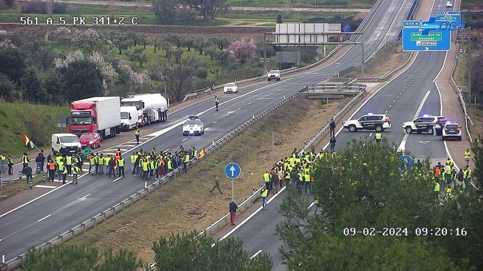 Un grupo de agricultores cortan el tráfico en ambos sentidos de la autovia A-5 en Mérida.