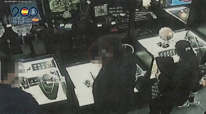 Detenidas cuatro personas por robar una pieza de joyería de más de 800 euros en una tienda de compra-venta