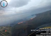 Un helicóptero y más bomberos se incorporan a las tareas de extinción del incendio de Enix (Almería)