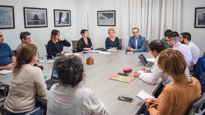 El vicepresidente segundo del Cabildo de Tenerife, José Miguel Ruano, en una reunión con empresas de inserción social