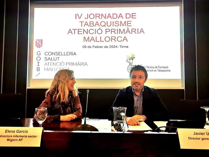 La subdirectora de enfermería de la Gerencia y miembro de la Comisión, Elena García, y el director general del Servicio de Salud, Javier Ureña, durante la IV Jornada de Tabaquismo de Mallorca.