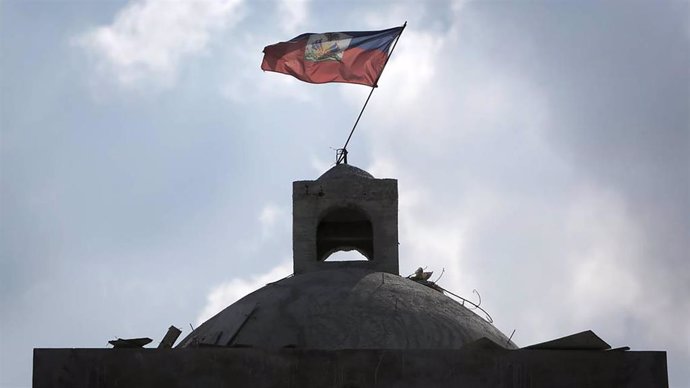 Una bandera de Haití ondea en una iglesia
