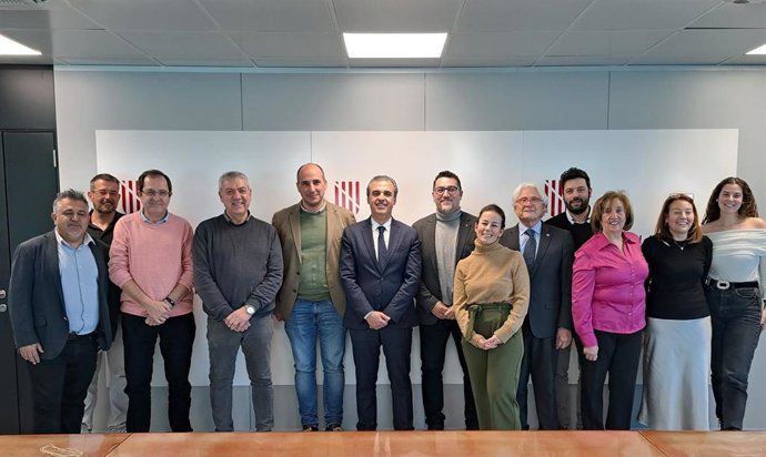 El conseller de Educación y Universidades, Antoni Vera, junto al director general de Personal Docente y Centros Concertados, Ismael Alonso, este viernes en la firma del convenio con los representantes de los centros concertados.