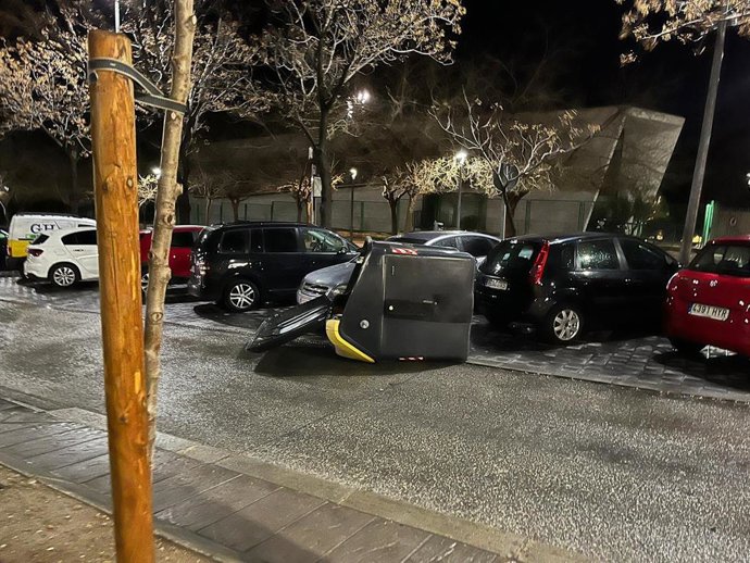 Contenedor volcado por el viendo sobre la calzada