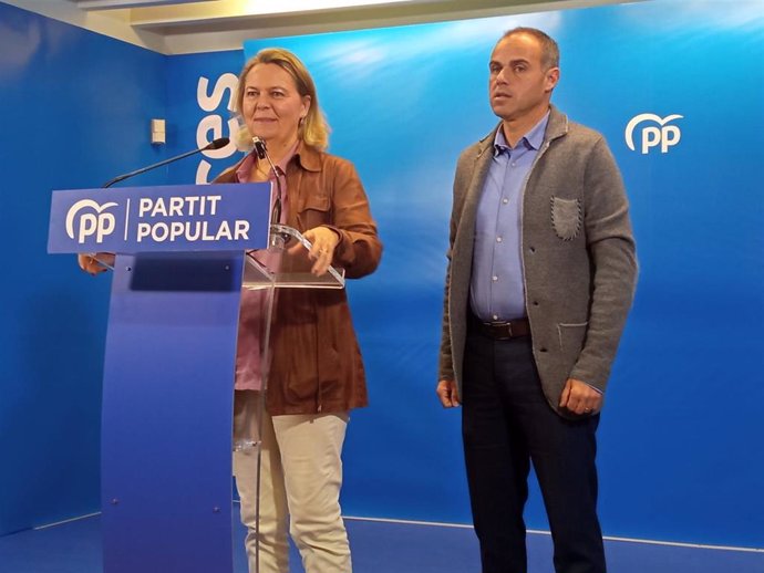 Los senadores del PP Maria Salom y Martí Torres.