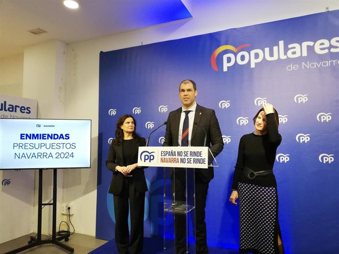 Javier García, presidente del PPN, acompañado por las parlamentarias Irene Royo y Maribel García Malo.