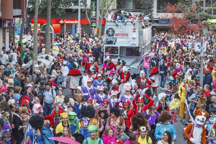 Archivo - Asistentes a la Gran Cabalgata del Carnaval de Las Palmas de Gran Canaria, a 29 de febrero de 2020.