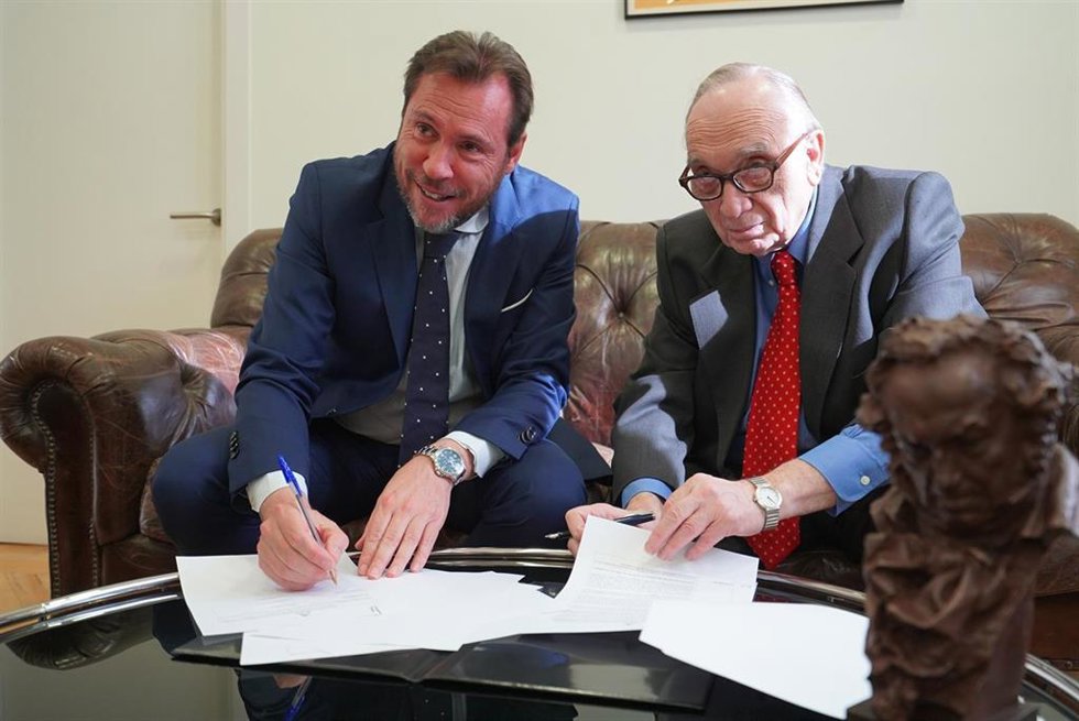El exalcalde de Valladolid Óscar Puente y el presidente de la Academia del Cine Español, Fernando Méndez-Leite, el día en que se confirmó que la capital vallisoletana sería sede de la gala de los Goya de 2024.