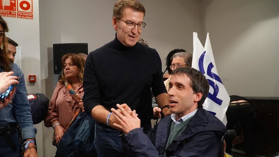 El presidente nacional del PP, Alberto Núñez Feijóo (c), durante un mitin de campaña, en el Hotel Attika21 As Galeras de Oleiros, a 8 de febrero de 2024, en Oleiros, A Coruña, Galicia (España). Este es uno de los actos previos a los comicios gallegos de