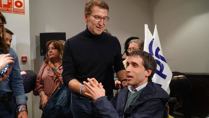 El presidente nacional del PP, Alberto Núñez Feijóo (c), durante un mitin de campaña, en el Hotel Attika21 As Galeras de Oleiros, a 8 de febrero de 2024, en Oleiros, A Coruña, Galicia (España). Este es uno de los actos previos a los comicios gallegos de