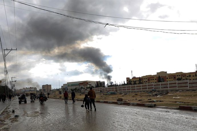 Una columna de humo tras un bombardeo del Ejército de Israel contra Jan Yunis, en el sur de la Franja de Gaza (archivo)