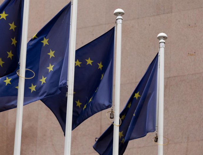 Archivo - Varias banderas de la Unión Europea, a 3 de enero de 2024, en Madrid (España). La bandera de la Unión Europea está formada por 12 estrellas amarillas dispuestas en círculo sobre un fondo azul. Las estrellas representan los ideales de solidarid